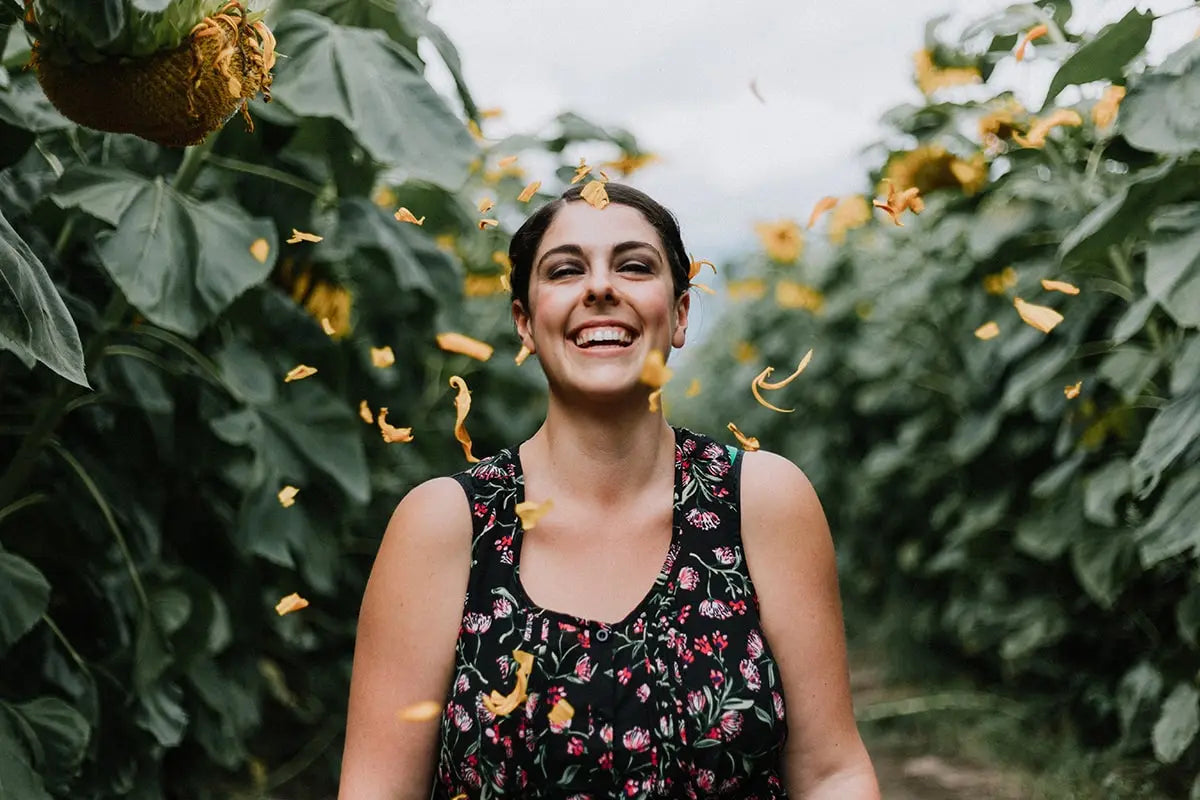 Mujer sonriendo en un campo de girasoles